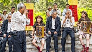 The accordion girl listened carefully to the harmonica uncle's teaching  but she didn't expect to c