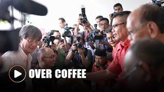 Malaysiakini editors explain OSF grant to Jamal over coffee