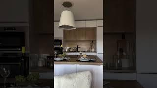 Прямая белая кухня в скандинавском стиле с островом. Кухни на заказ в Минске.
