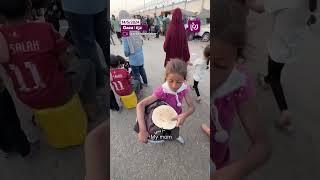 طفلة تبيع الخبز في القطاع لمساعدة عائلتها