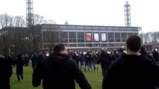 1.FC Köln - Borussia Mönchengladbach ( Hooligans Gladbach ) stürmen los