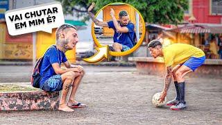 JOGADOR CHUTANDO BOLA EM ESTRANHOS - pegadinha