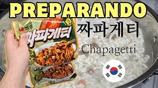 Preparando 짜파게티 (Chapagetti) para la cena en COREA 