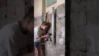 Привожу в порядок стены в ванной #ремонтвсьемнойсталинке #shorts