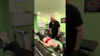 Мануальная терапия поясничного отдела - прием скрутка  #мануальнаятерапия  #нейроклиник