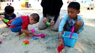 Playing To The Beach gets Jellyfish and Conch and Shells at Sari Ringgung Beach