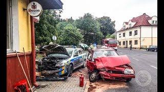 Bouračka policejního vozu v Bělé pod Bezdězem.