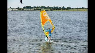 So lernst du die Halse beim Windsurfen