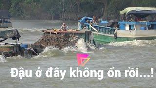 Nước tràn vào sà lan khi nhận những cơn sóng khủng khiếp/barge crossing the dam to prevent salinity