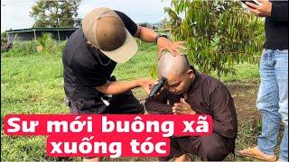 Sư mới xuống tóc buông xã