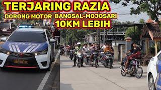 MOMEN RATUSAN REMAJA DORONG MOTORNYA BANGSAL KE POLRES SETELAH TERJARING RAZIA