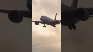 Boeing 787 Dreamliner about to land