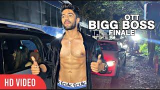 Zeeshan Khan ने उतारी Shirt FIRST VIDEO after Bigg Boss OTT Finale