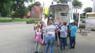 Kinder erkunden Rettungswagen