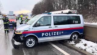 Polizeifahrzeug auf A14 verunfallt