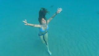 Girl underwater without a mask. ALFAKSU.