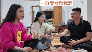 越南哈尼族過新年，好多美女在外省打工回家過年。