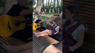 Пристаю к красивым девушкам с гитарой ️