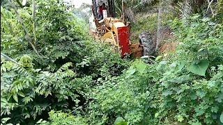 seperti jalan hantu tak pernah di racun - grader potong jalan semak - MG330