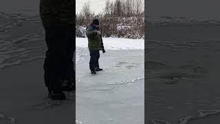Рыбак провалился под лëд...