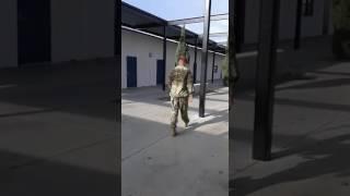 Hermano soldado sorprende a su hermana en la escuela