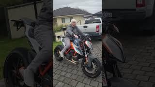 letting my Dutch aunty start my 1290 super duke rr