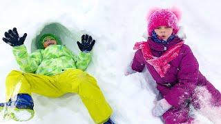 Selín y su hermano  van a jugar en la nieve. Un viaje a Rusia. Vídeos para niños y niñas.