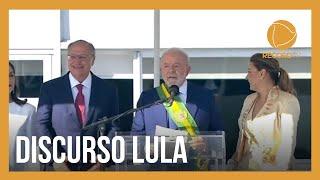 Após receber faixa presidencial, Lula faz discurso para a população