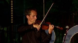 Mark Kovnatskiy plays "Ahavo Rabo Shteyger" in Jerusalem.
