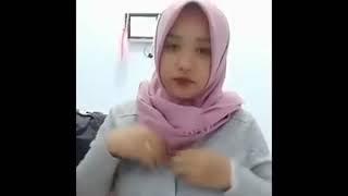 Cewek jilbab bukak bukaan di depan kamera