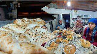 ilk iftar yemeğimiz fırından taze taze Ramazan pidesi