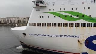 Fährschiff Mecklenburg-Vorpommern in einer knappen Vorbeifahrt am 06.11.24 in Rosotck.