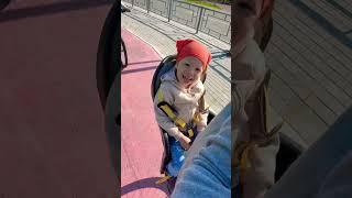 Op een fietstocht met kinderen. Het wordt kouder vandaag, zo'n zware zomer in Rusland.