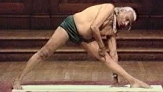 "Father of yoga" BKS Iyengar dies at 95