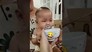 CUTE BABY️, Bayi lagi minum pakai sendok lalu ketawa. VIDEO YANG LAGI VIRAL DI YOUTUBE.