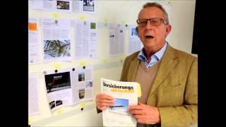Chefredakteur Heinz Klaus Mertes präsentiert die Februarausgabe der Versicherungswirtschaft
