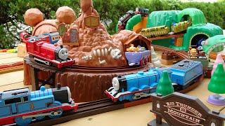 Plarail ThomasDisney Train 3 Big MountainColorful course with station and Ferris wheel