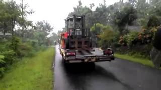 TRUCKING FORKLIT WHILE THE RAIN