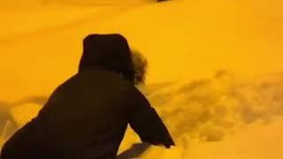 Он кинул девушку прямо в снег