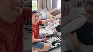 Binuksan na namin ang mga balikbayan boxes, naunahan ni Ate Rose si Lindy pumili ng pasalubong