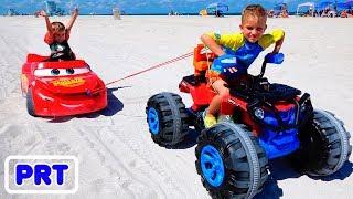 Nikita andar no brinquedo de carro de corrida e preso na areia