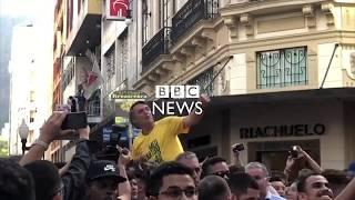 Eleições 2018: Veja o momento em que o candidato Jair Bolsonaro sofre ataque durante comício em MG