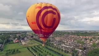 Spectaculaire dronebeelden van een opstijgende luchtballon