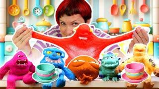 Игрушки тянучки, машинки и Маша Капуки Кануки! Видео для детей. Готовим вместе! Игры на кухне