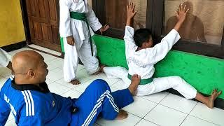 Latihan split harus tahan sakit....(1)