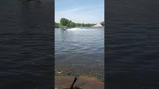 Самый мощный гидроцикл плывет по воде