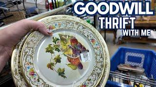 Thrfit With Me at GOODWILL | Crazy Lamp Lady | Reselling