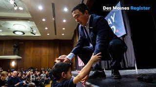 Andrew Yang invites his sons on stage in Iowa