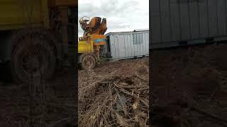 манипулятор который не боиться оф Роуд.... буксовали пол часа. но поставил будку в нужную точку...