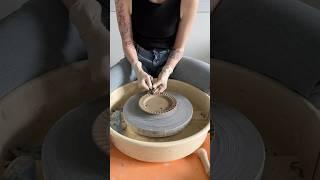 Тарелка с резным бортом на гончарном круге #pottery #керамика